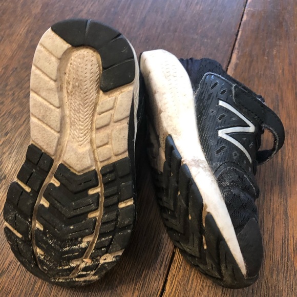 Size 8 Boys Black New Balance Sneakers - Picture 2 of 4